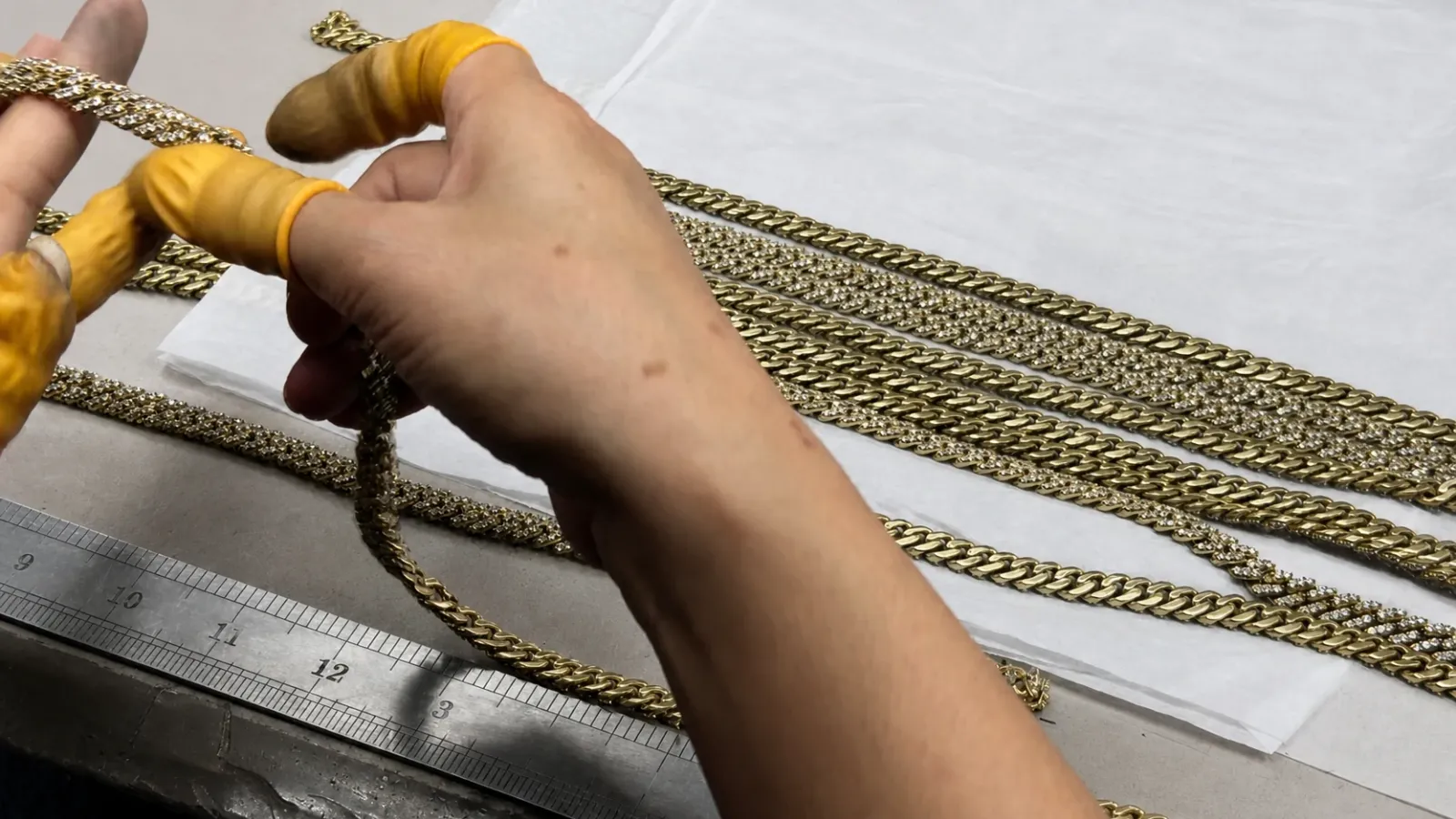 Semi-finished chain quality inspection at the TY Jewelry factory