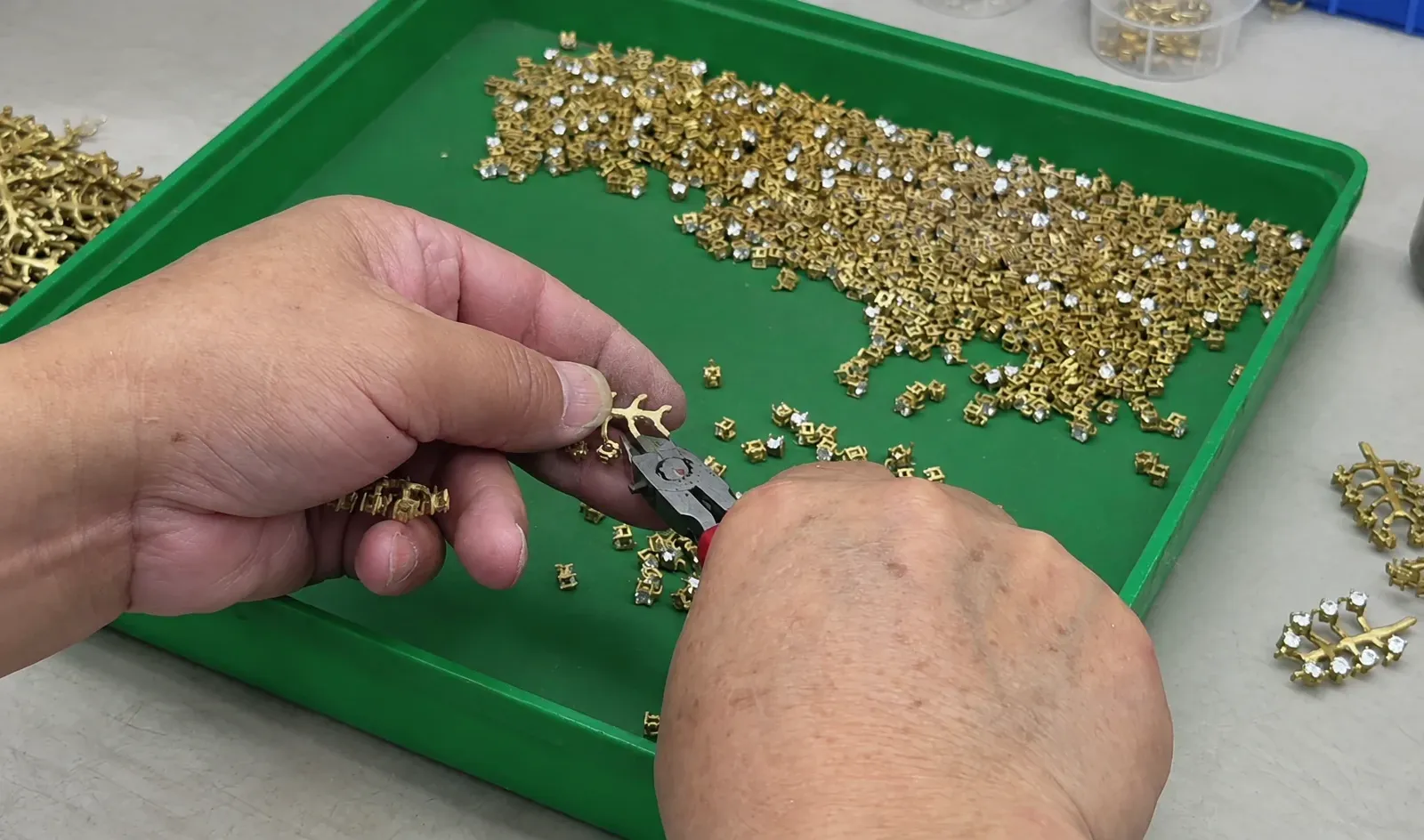 Sprue cutting and component sorting after casting
